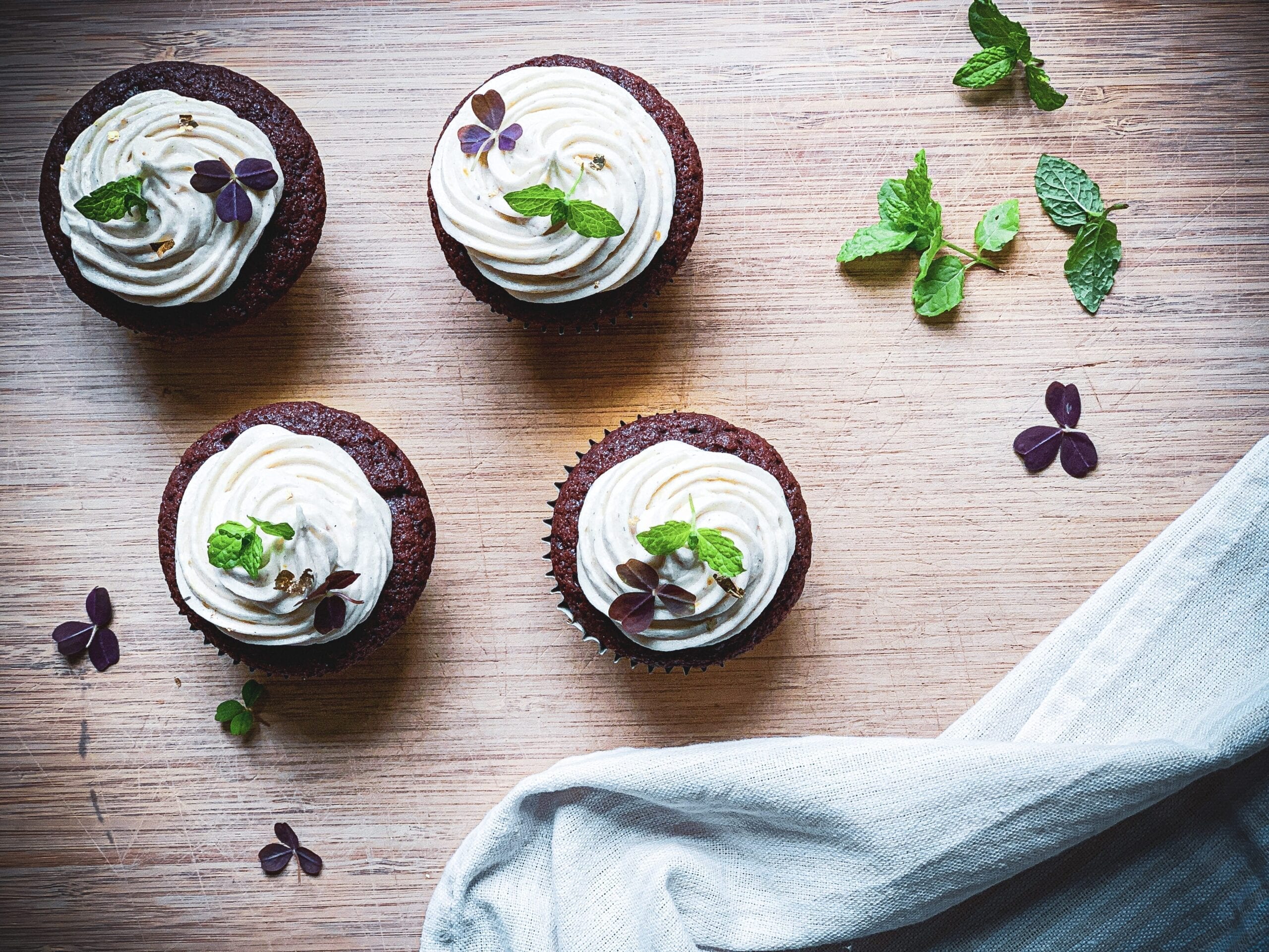Opskrift på chokolade muffins med appelsin frosting