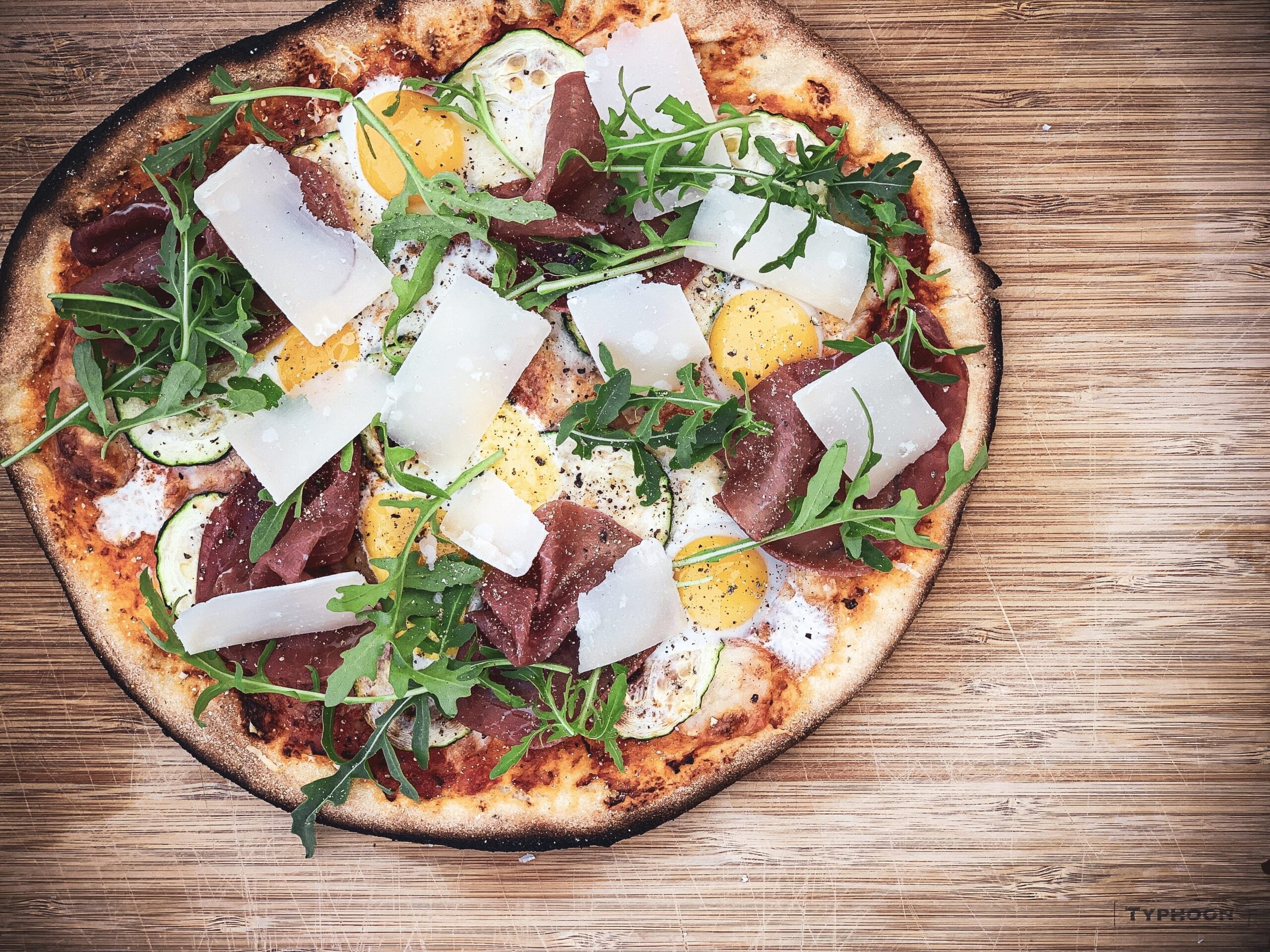 Pizza med bresaola og vagtelæg