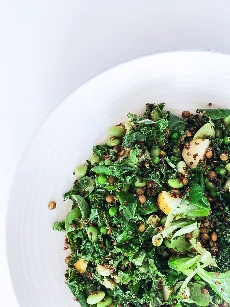 Salat med quinoa og linser - Opskrift på sprød og fyldig salat
