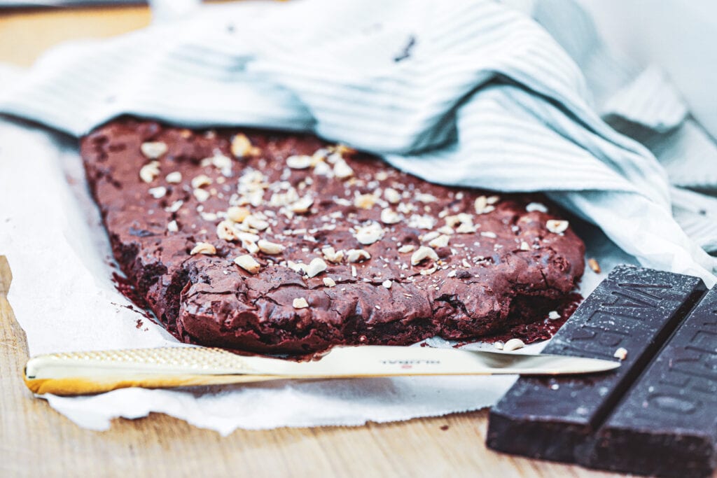 Brownie med nødder - Opskrift på skøn chokolade brownie