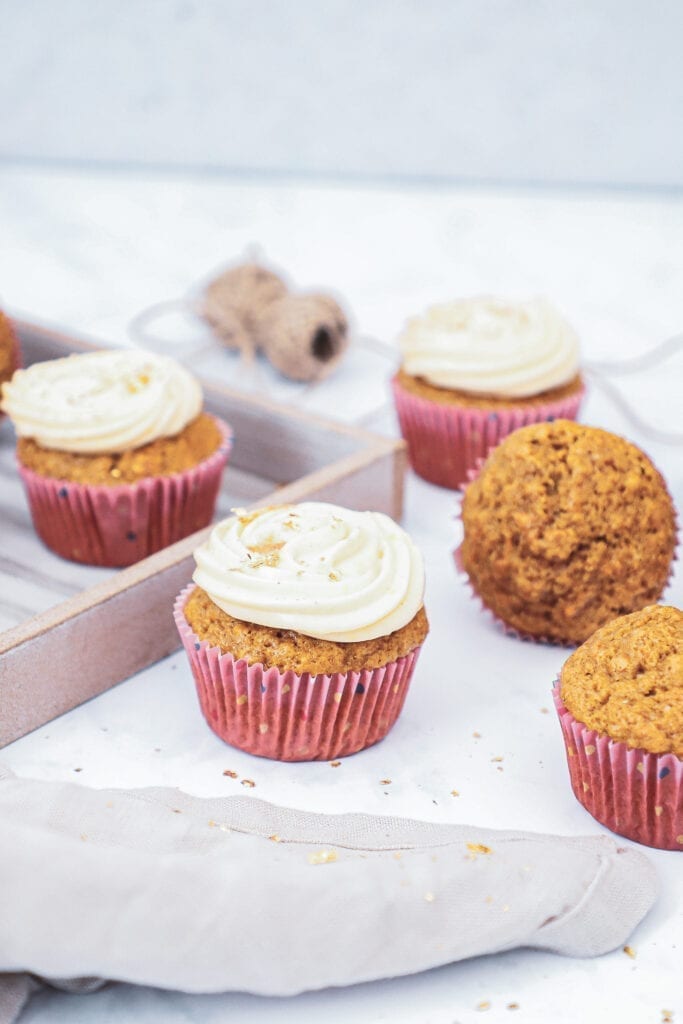 Gulerodsmuffins . Opskrift på gulerodsmuffins med frosting