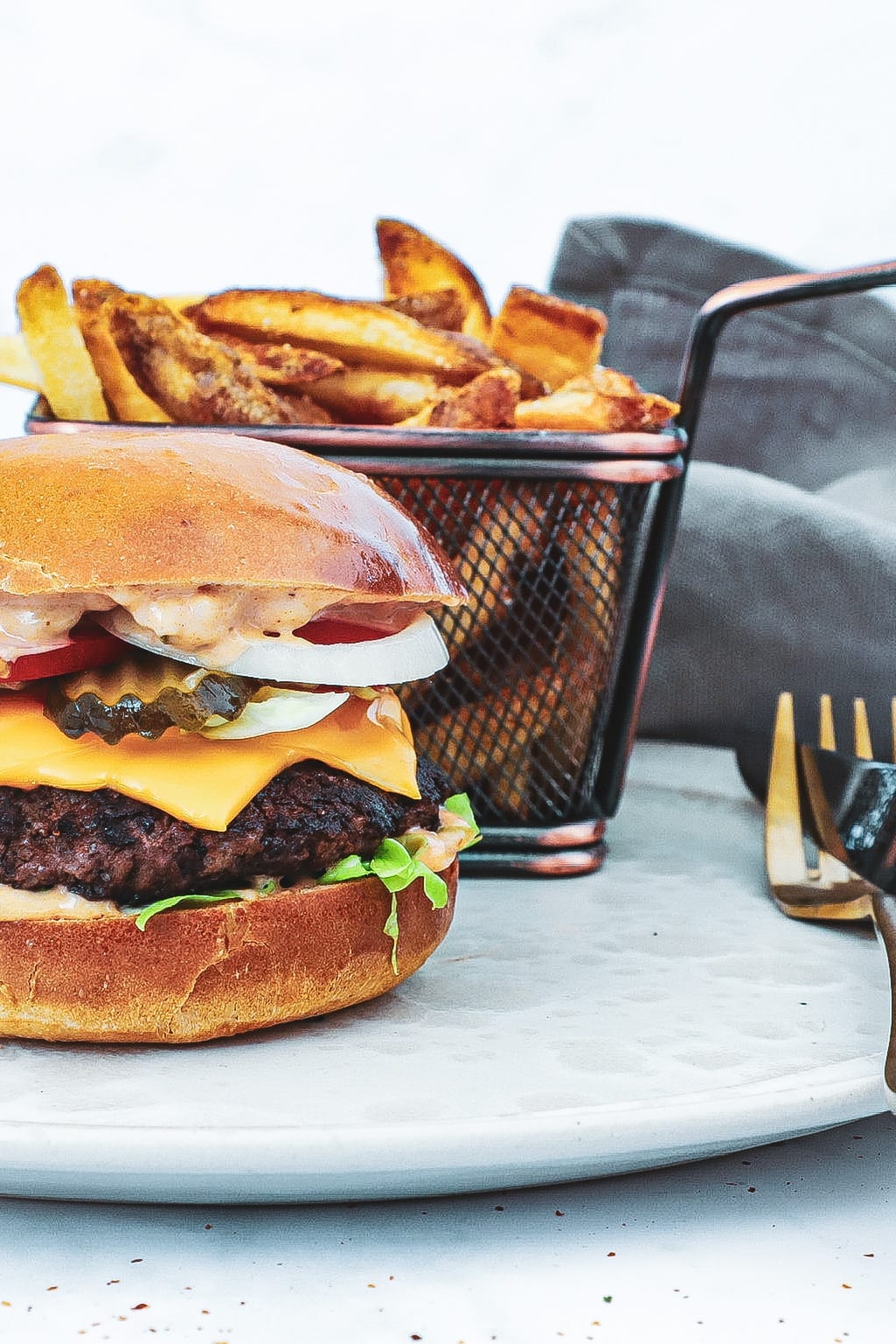 Klassisk burger - Opskrift på hjemmelavet cheeseburger
