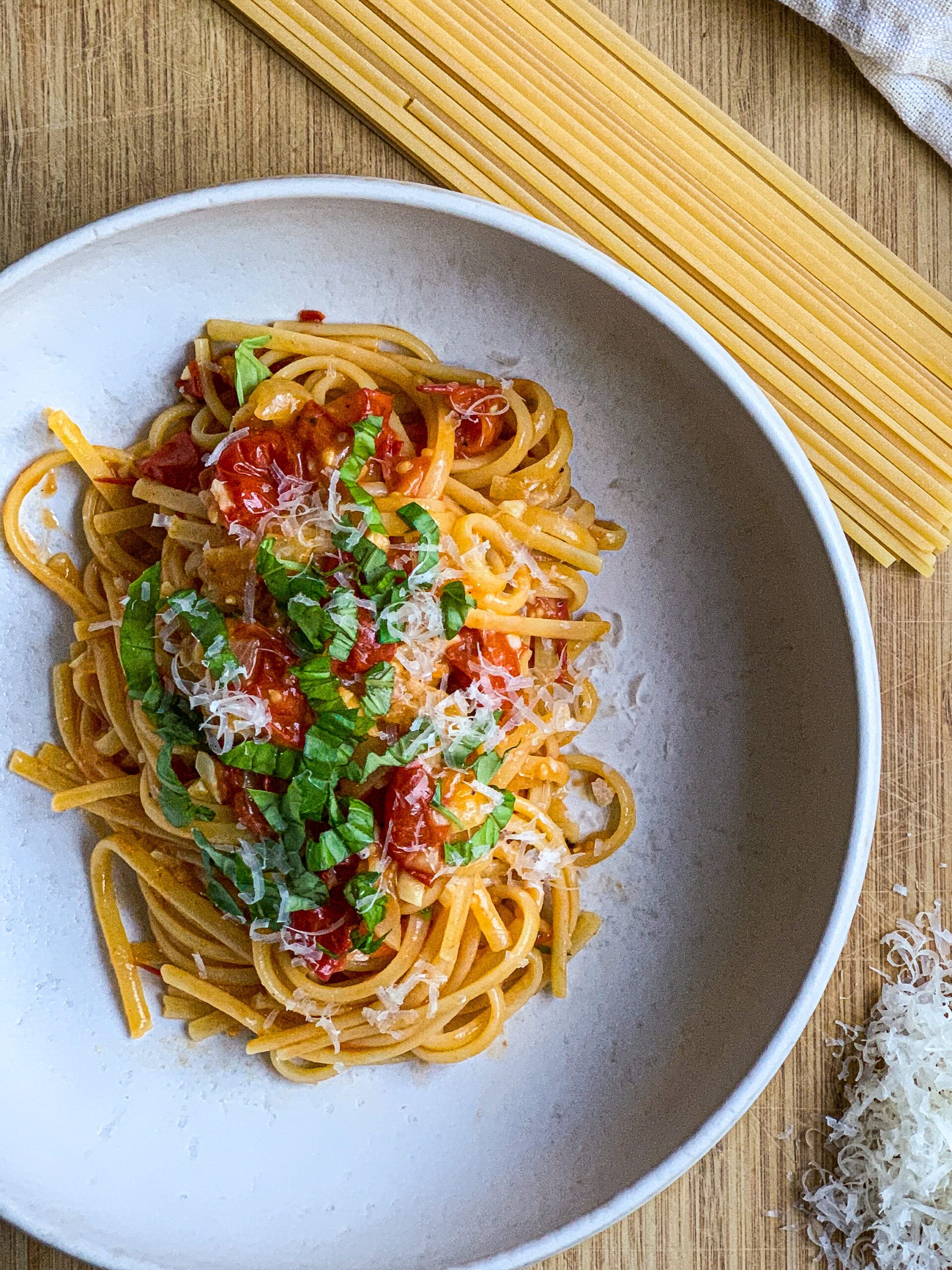Pasta med frisk tomatsauce - Opskrift på hurtig pasta med tomat