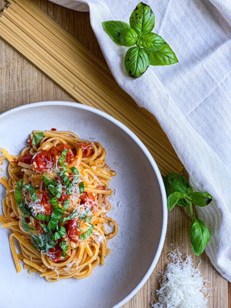 Pasta med frisk tomatsauce - Opskrift på hurtig pasta med tomat