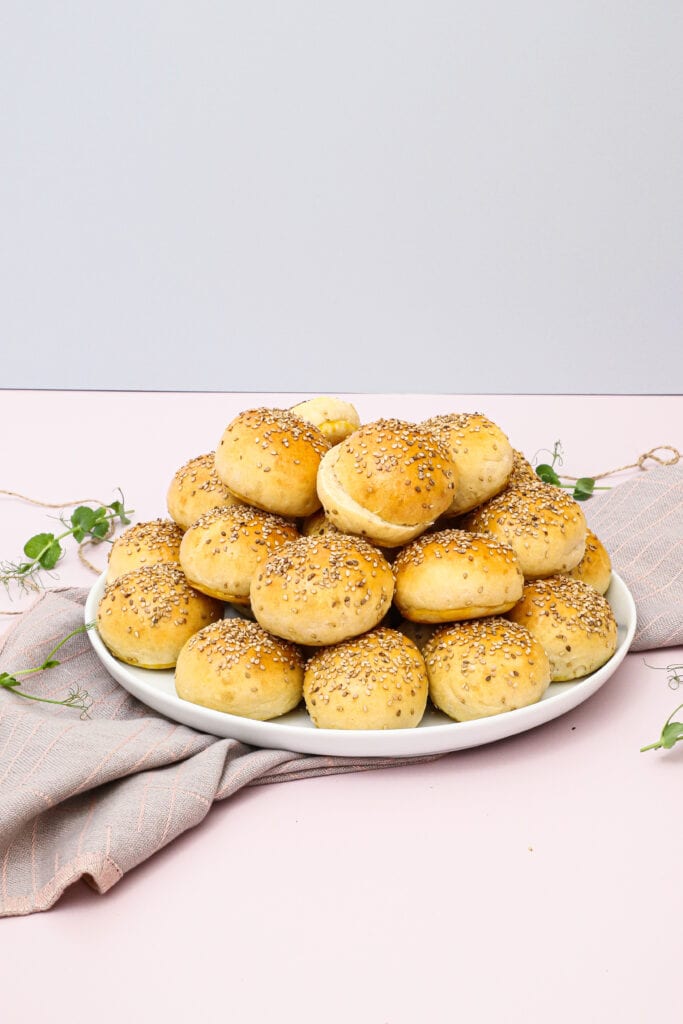 Sliders - Opskrift på sliders - saftige mini burgerboller