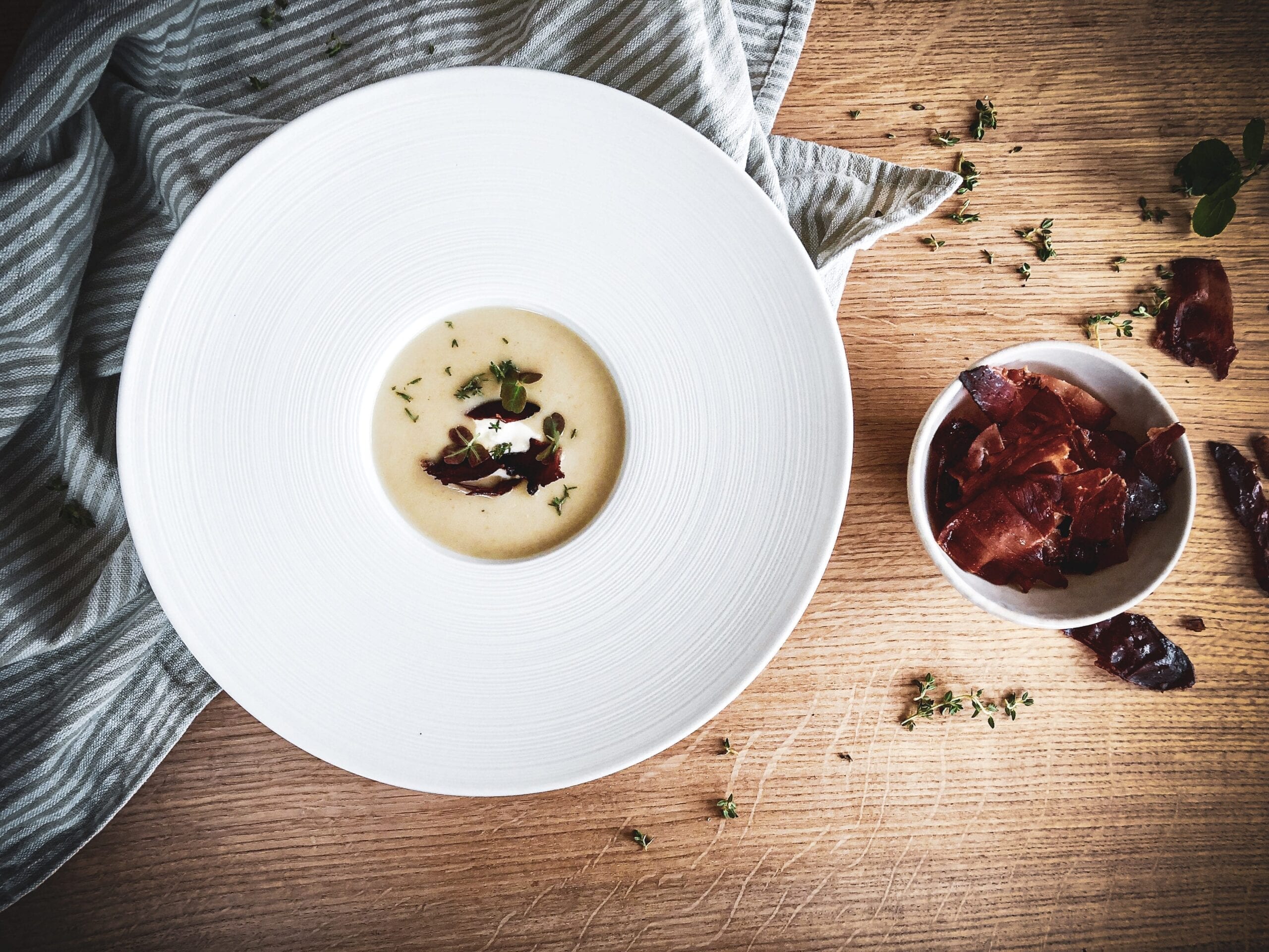 Cremet artiskoksuppe med sprød Fanø skinke