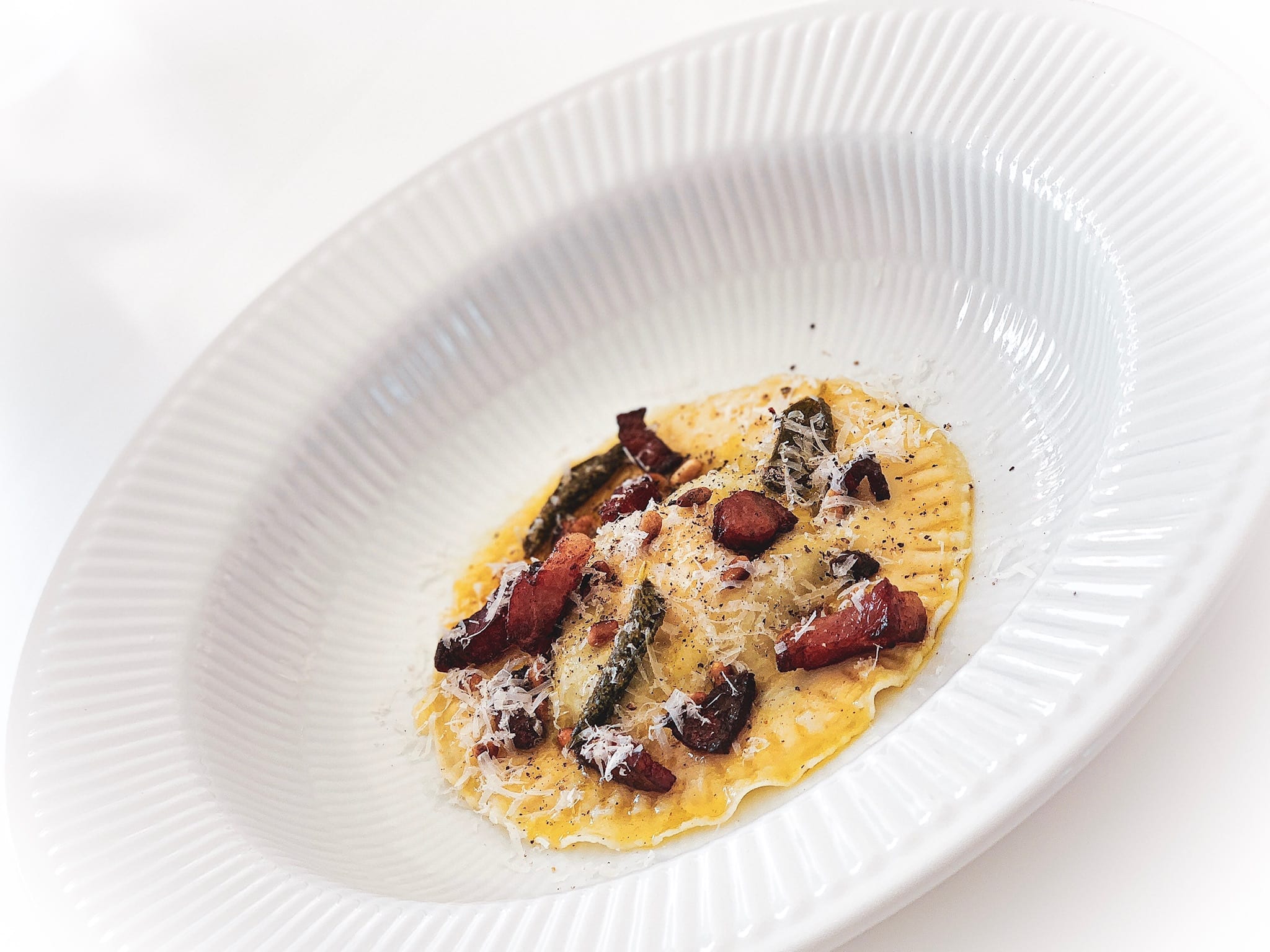 Opskrift på kæmpe ravioli med spinat og ricotta og salviesmør