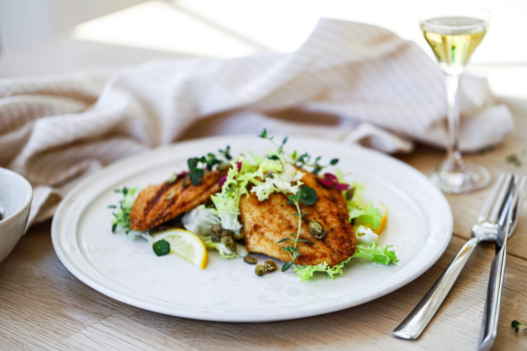 Pandestegt rødspættefilet - Opskrift med rugbrød og tilbehør
