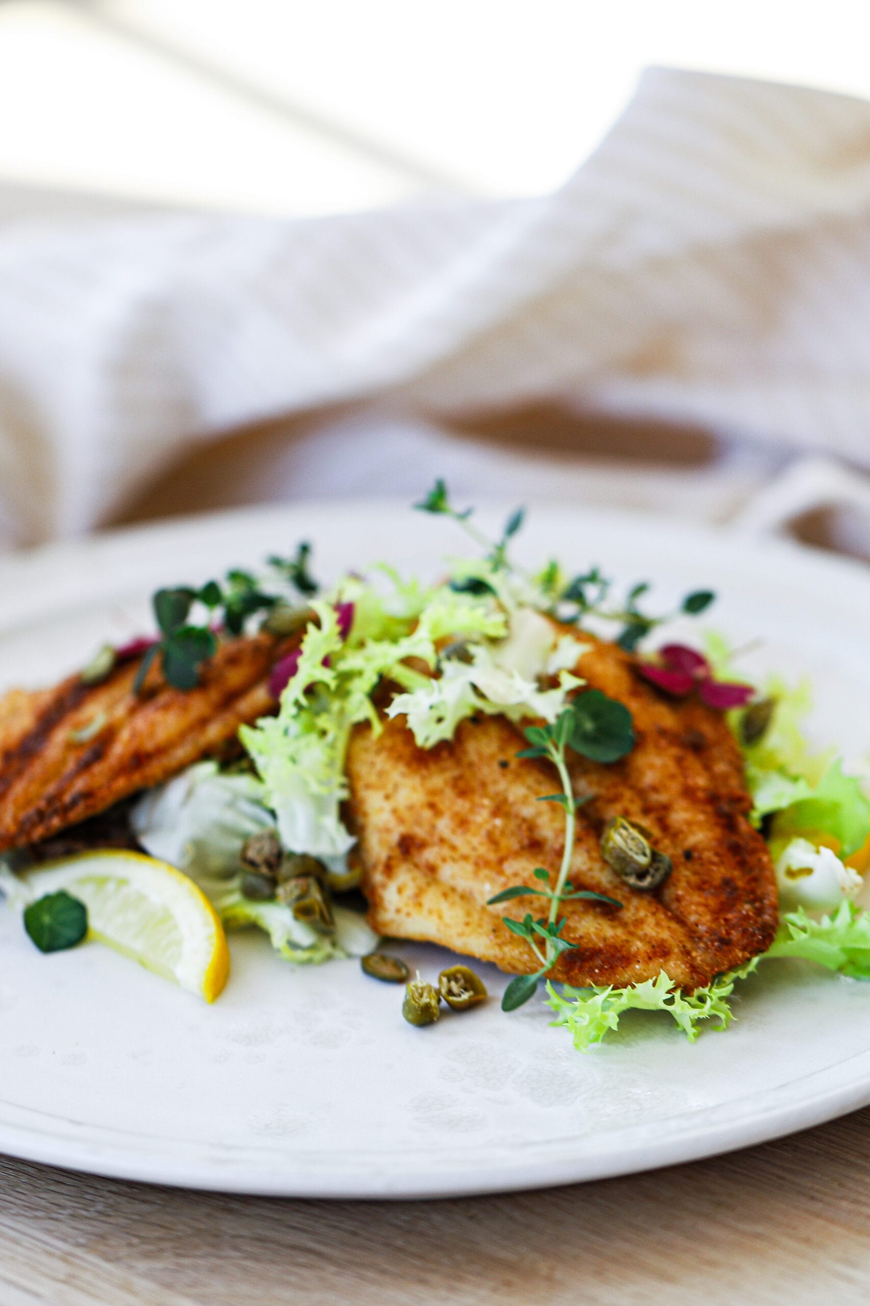 Pandestegt rødspættefilet - Opskrift med rugbrød og tilbehør