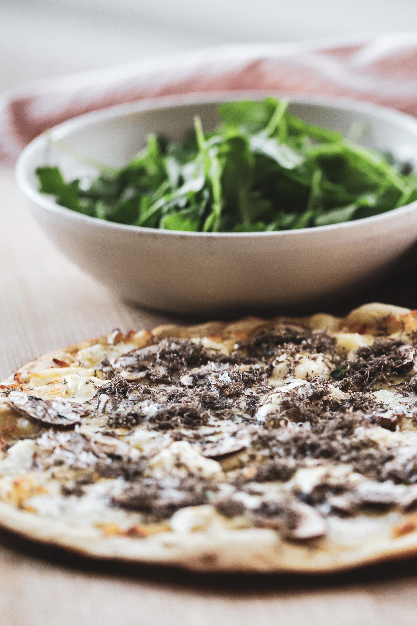 Trøffel pizza - Opskrift på pizza med trøffel og 3 slags ost
