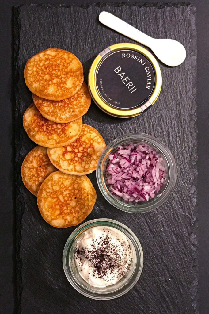 Blinis med caviar - Opskrift på hjemmelavede blinis