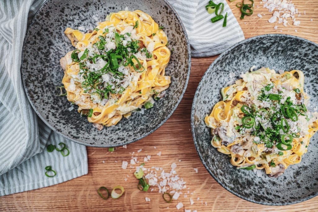 Cremet pasta med kalkun - Opskrift med svampe og porrer