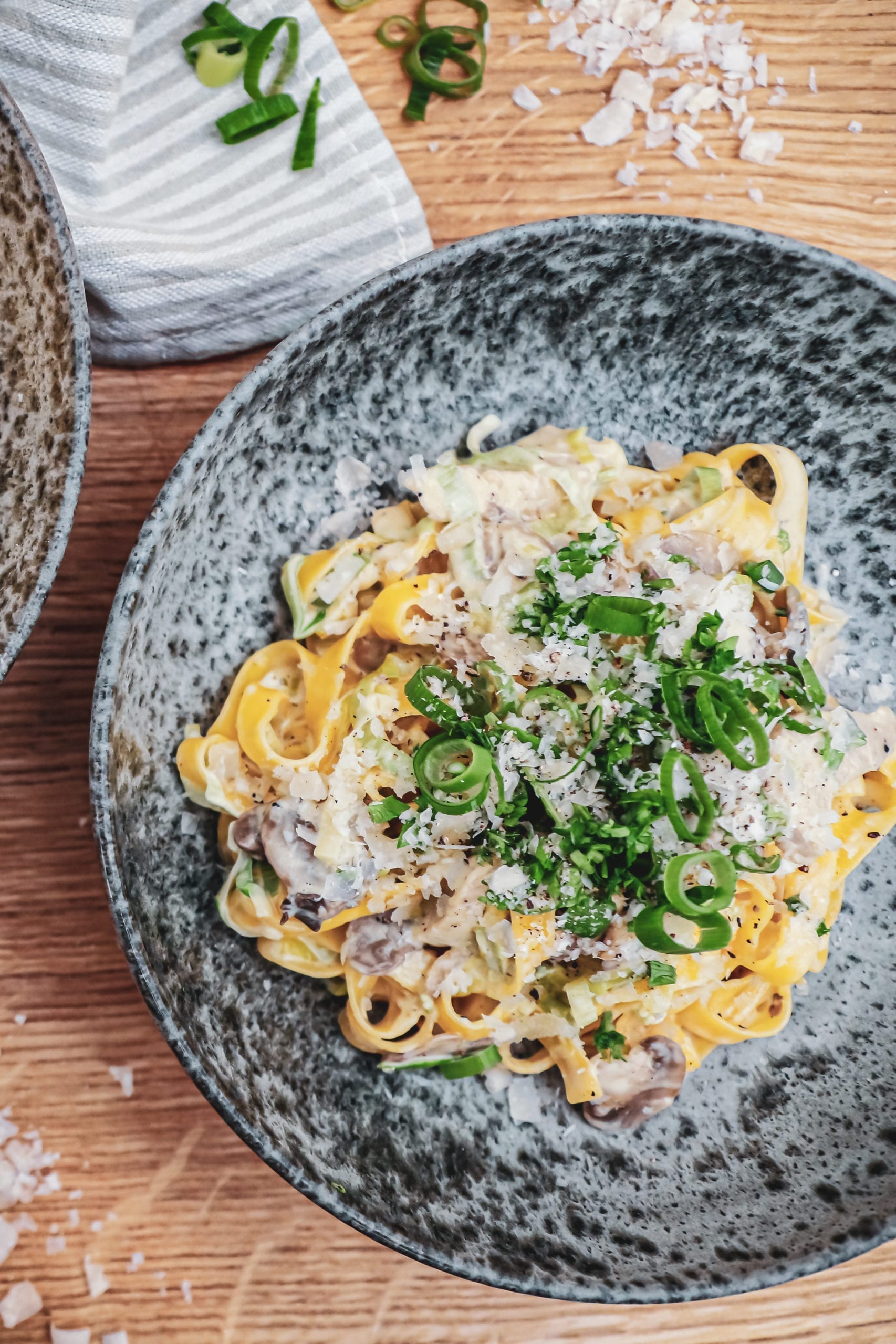 Cremet pasta med kalkun - Opskrift med svampe og porrer