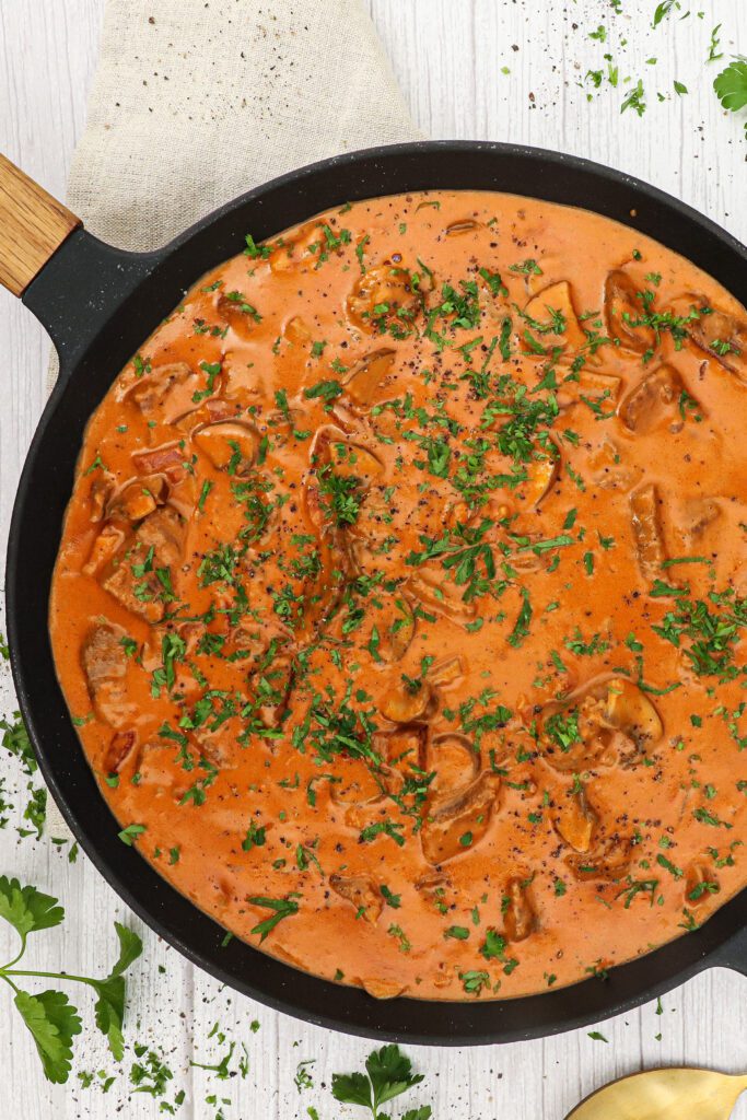 Bøf stroganoff - Opskrift på bøf stroganoff - Klassisk bøf stroganoff