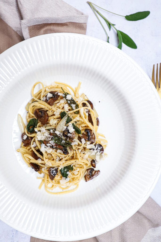 Pasta med salviesmør - Opskrift på pasta med salvie og svampe