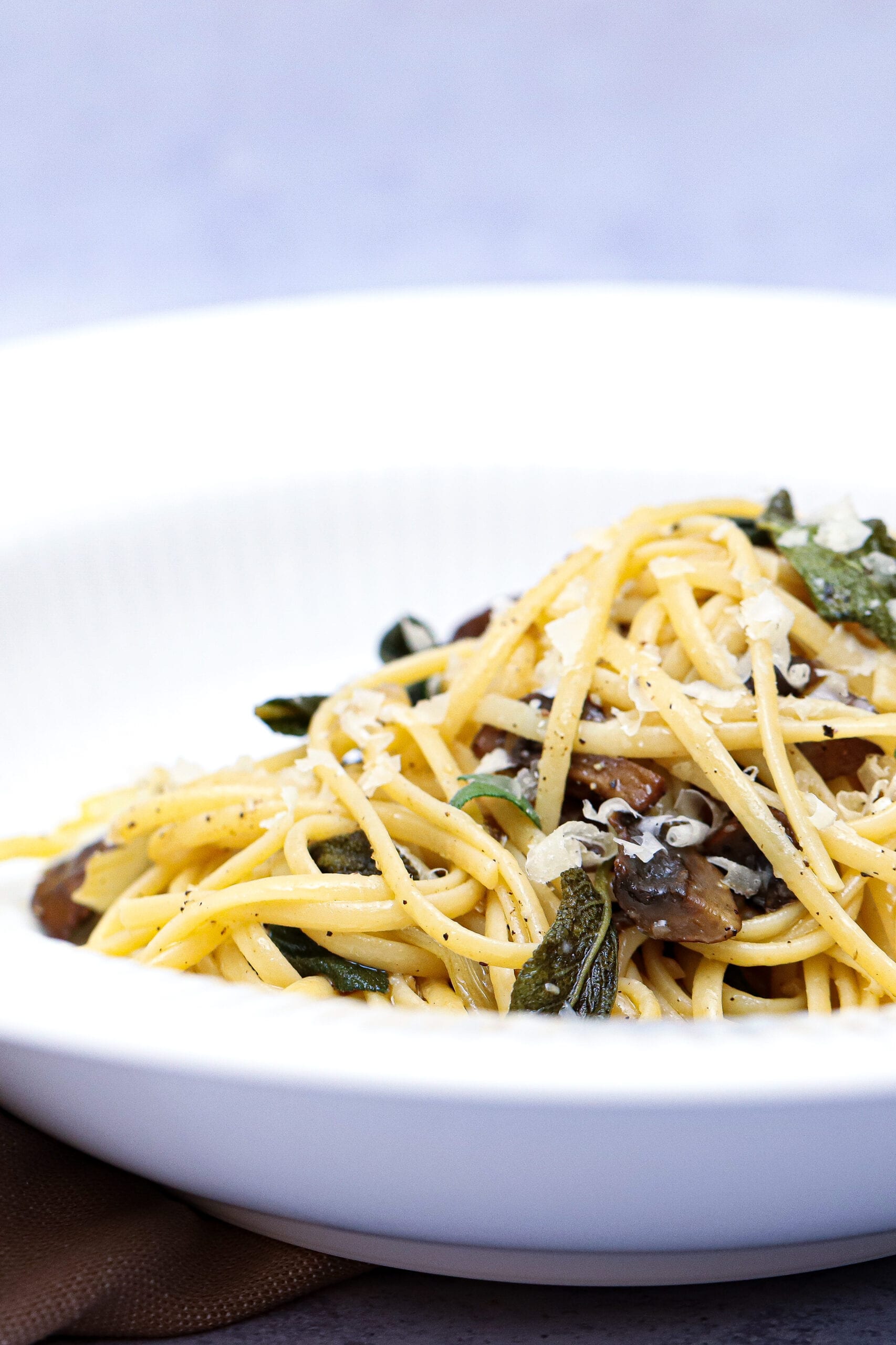 Pasta med salviesmør - Opskrift på pasta med salvie og svampe