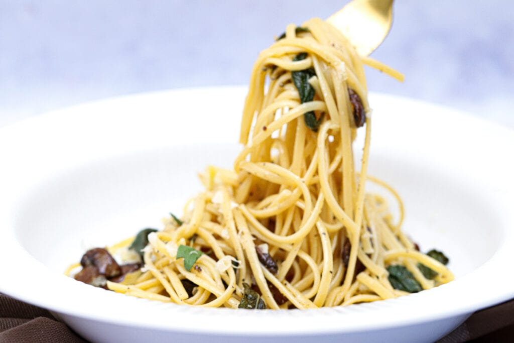 Pasta med salviesmør - Opskrift på pasta med salvie og svampe