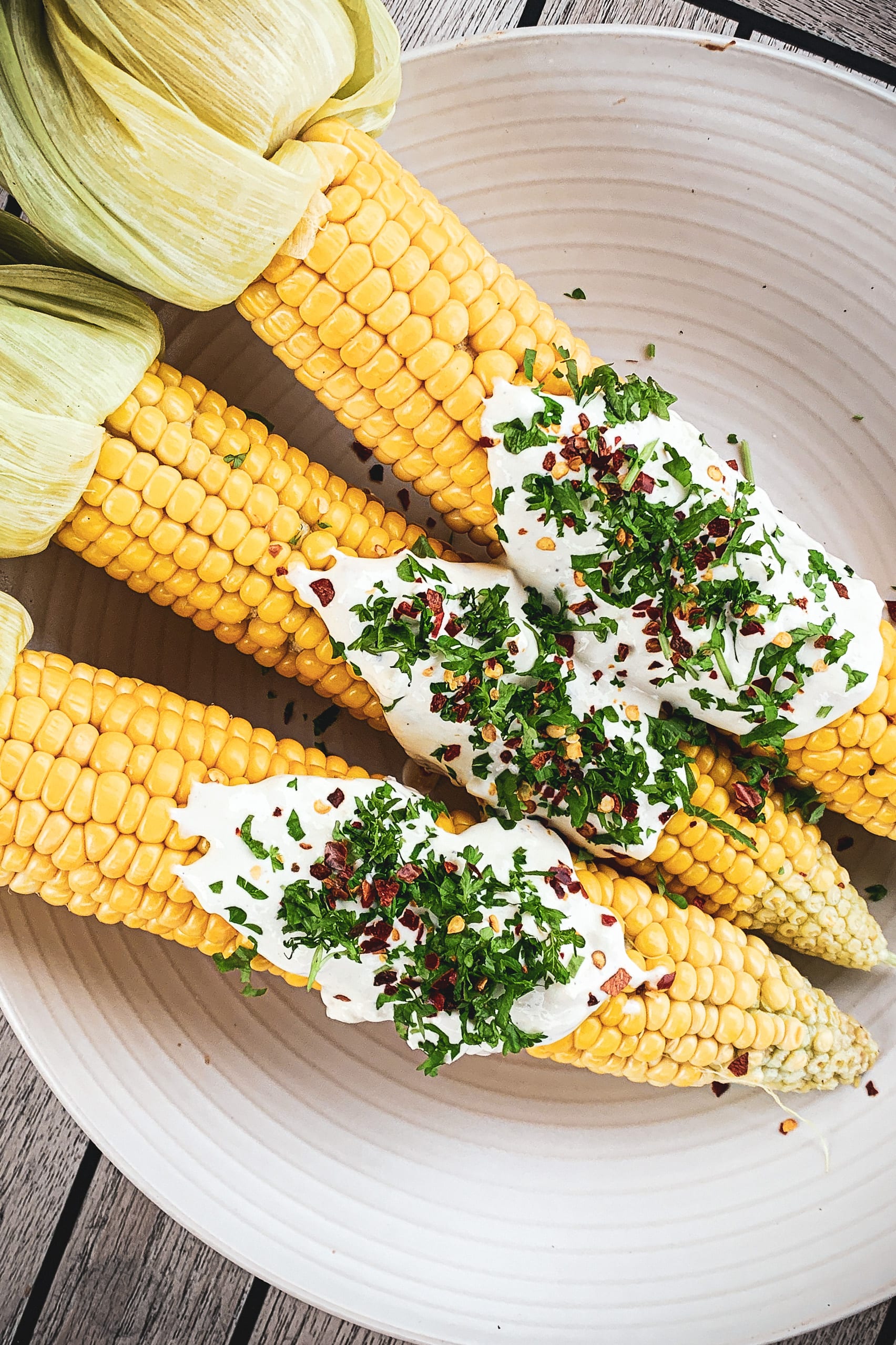 Grillet majskolber - Opskrift med frisk dressing og feta