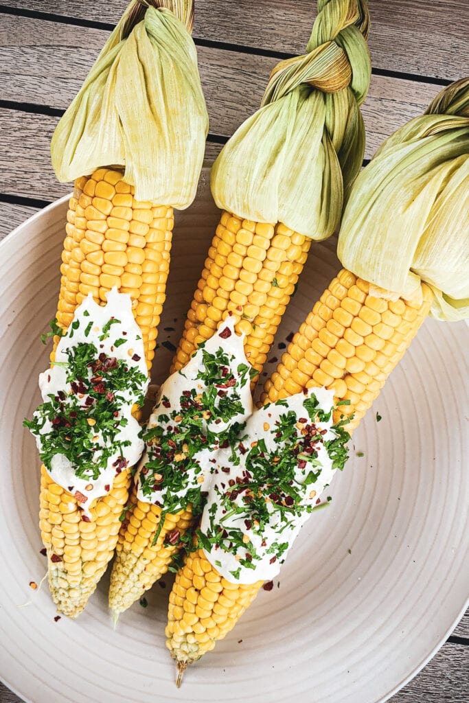 Grillet majskolber - Opskrift med frisk dressing og feta