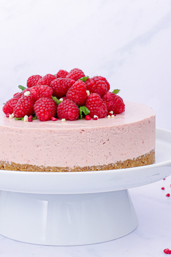 Hindbær cheesecake - Opskrift på cheesecake med hindbær og hvid chokolade