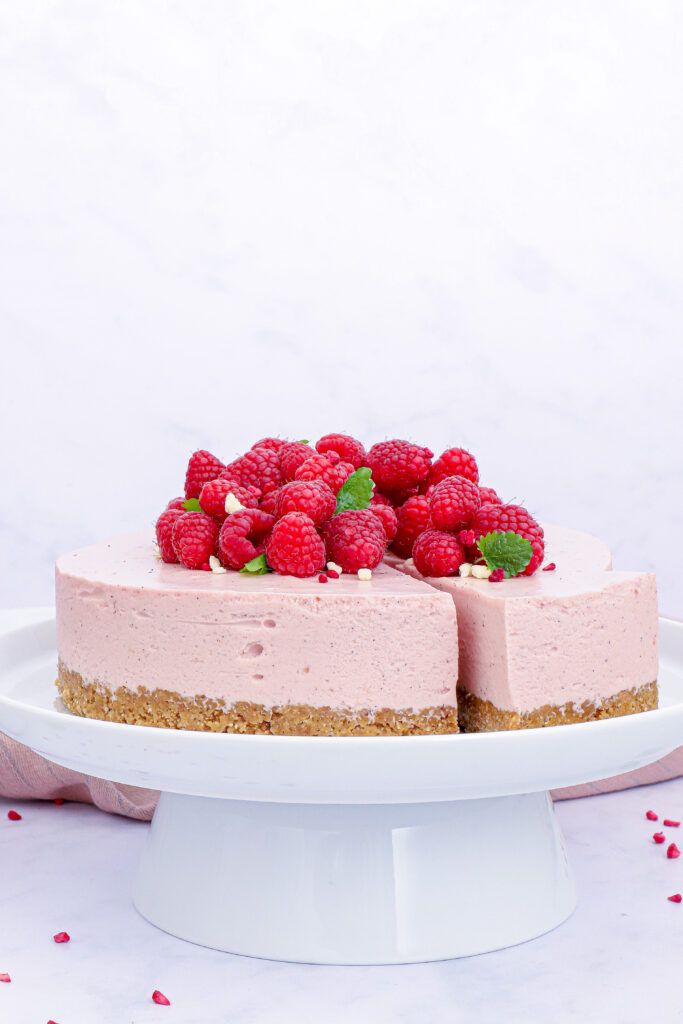 Hindbær cheesecake - Opskrift på cheesecake med hindbær og hvid chokolade