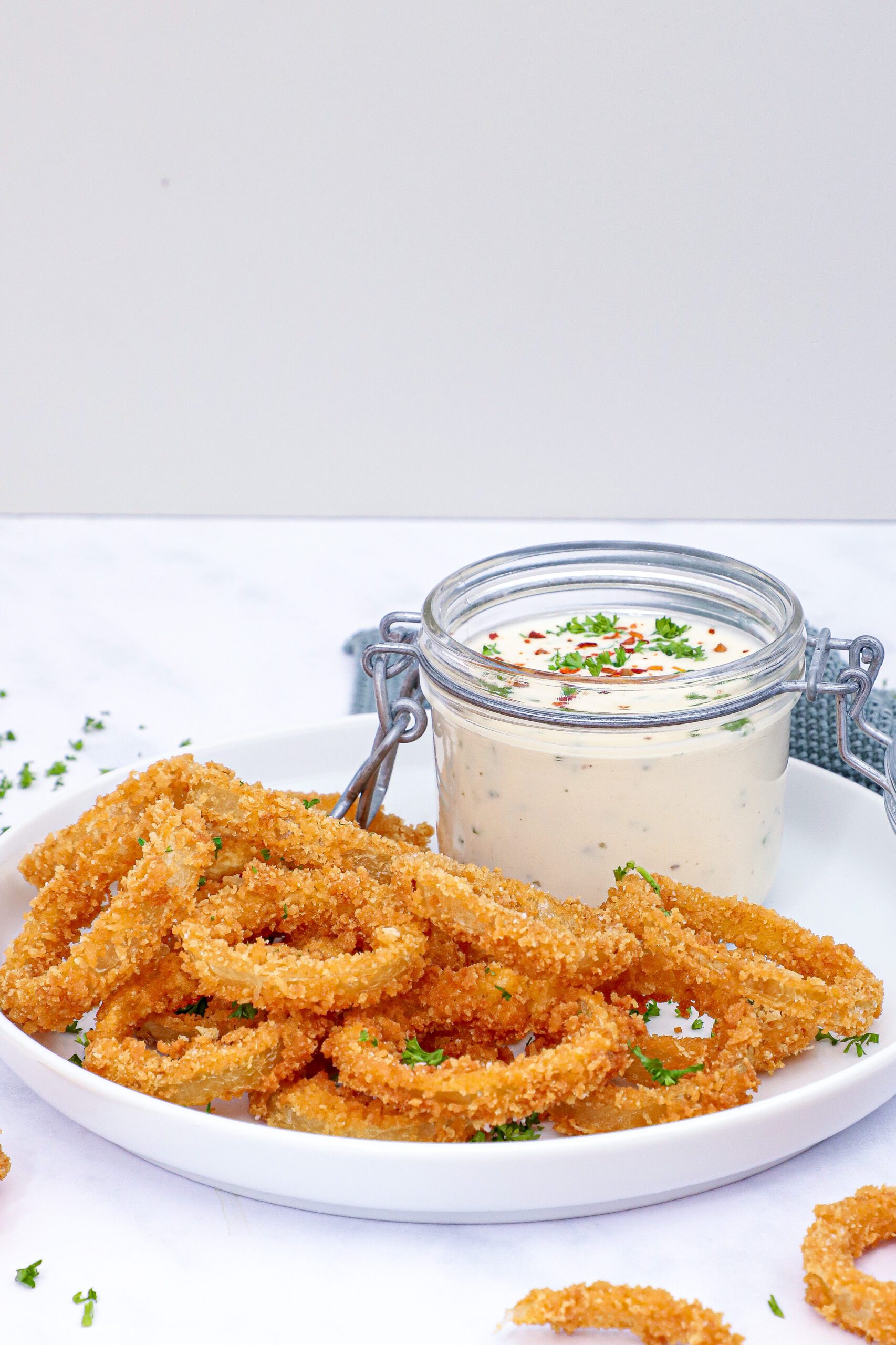 Fritterede løgringe - Opskrift på panko panerede løgringe