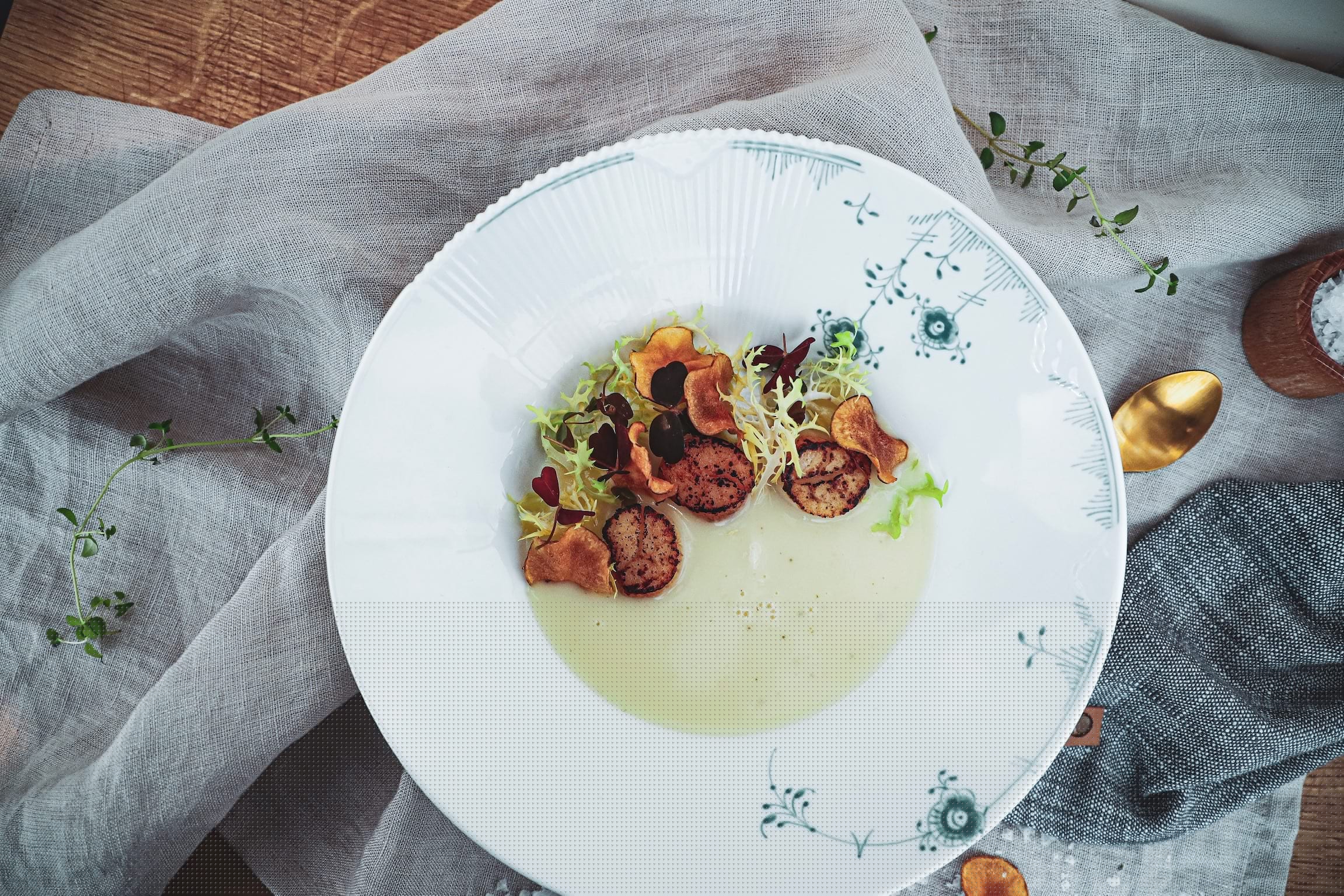 Opskrift på Cremet jordskokkesuppe med stegt kammusling