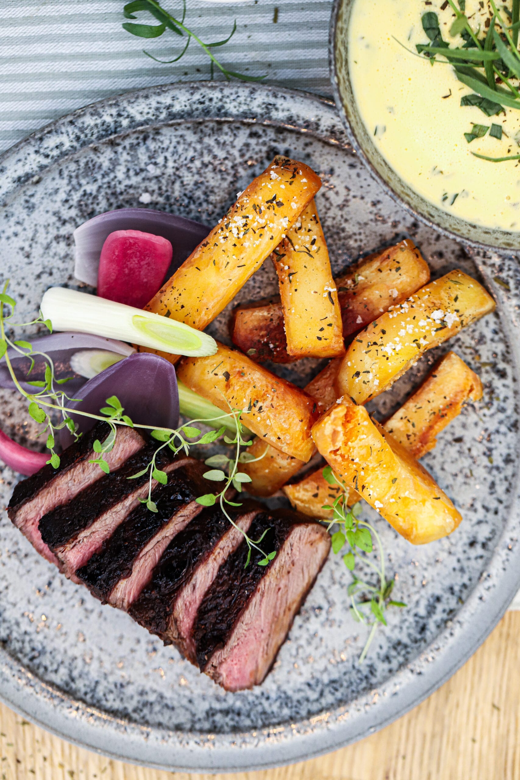 Bøf bearnaise - Opskrift med hjemmelavede pommes