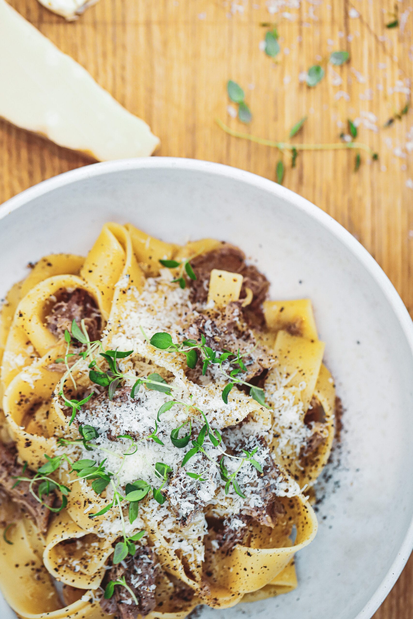 Pasta med braiseret lam - Opskrift på pappardelle med lam