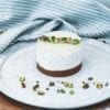 Opskrift på cheesecake med hindbær, lime og pistacie