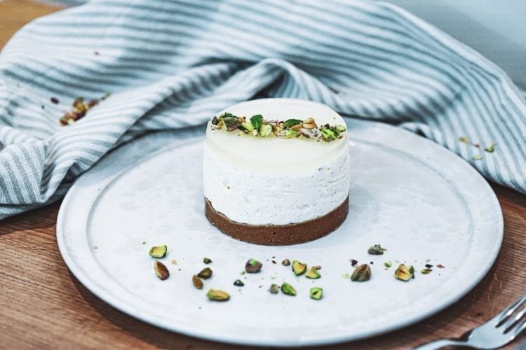 Opskrift på cheesecake med hindbær, lime og pistacie