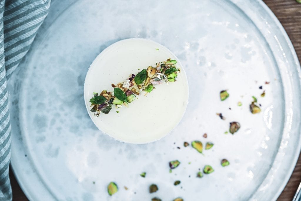 Opskrift på cheesecake med hindbær, lime og pistacie