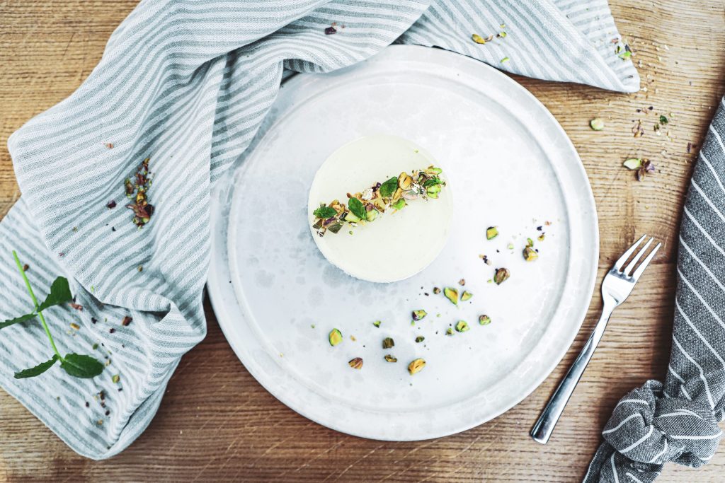 Opskrift på cheesecake med hindbær, lime og pistacie