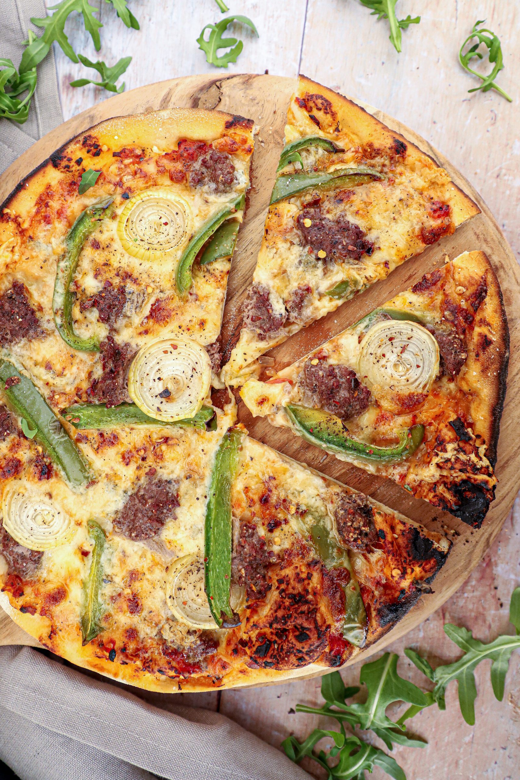 Opskrift på pizza med hakket oksekød, gorgonzola og grøn peber