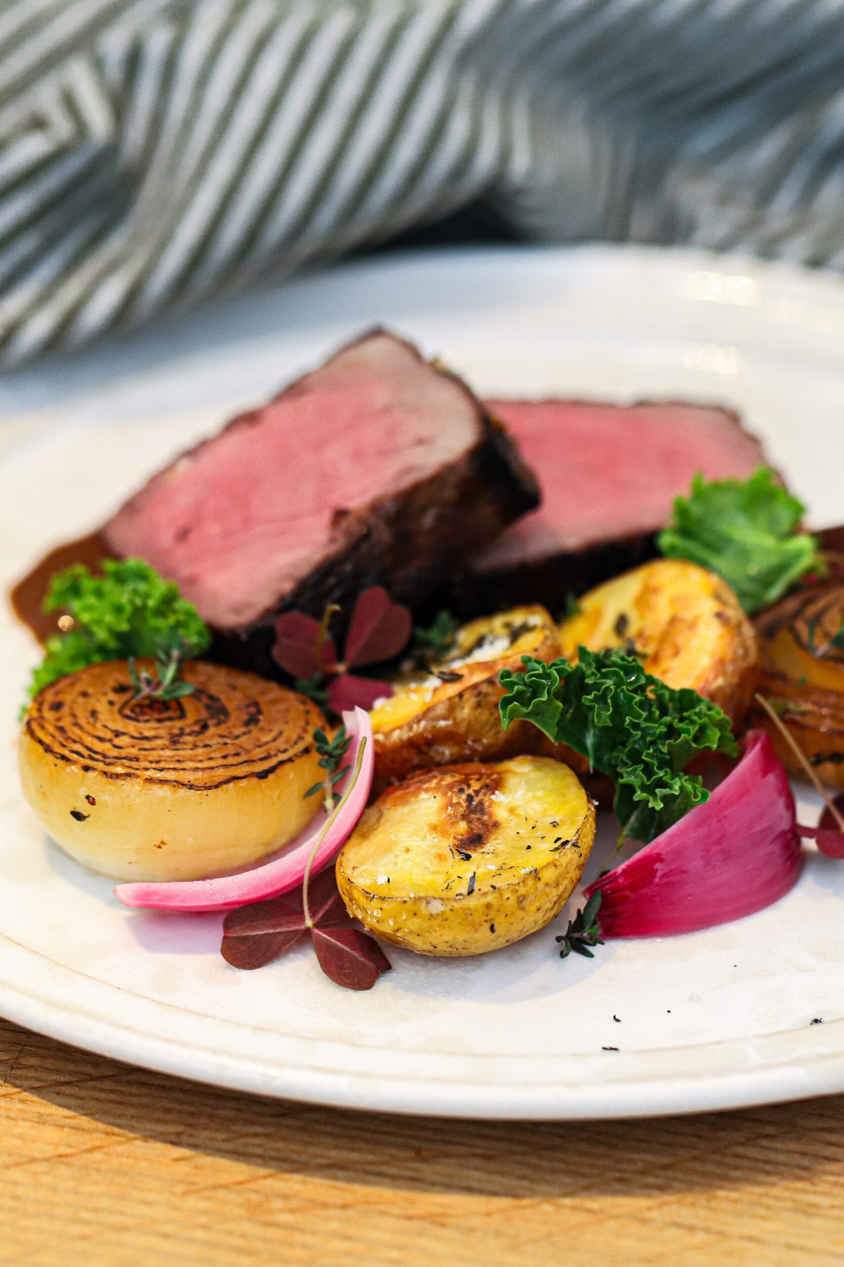 Bøf med pebersauce - Opskrift med råstegte kartofler