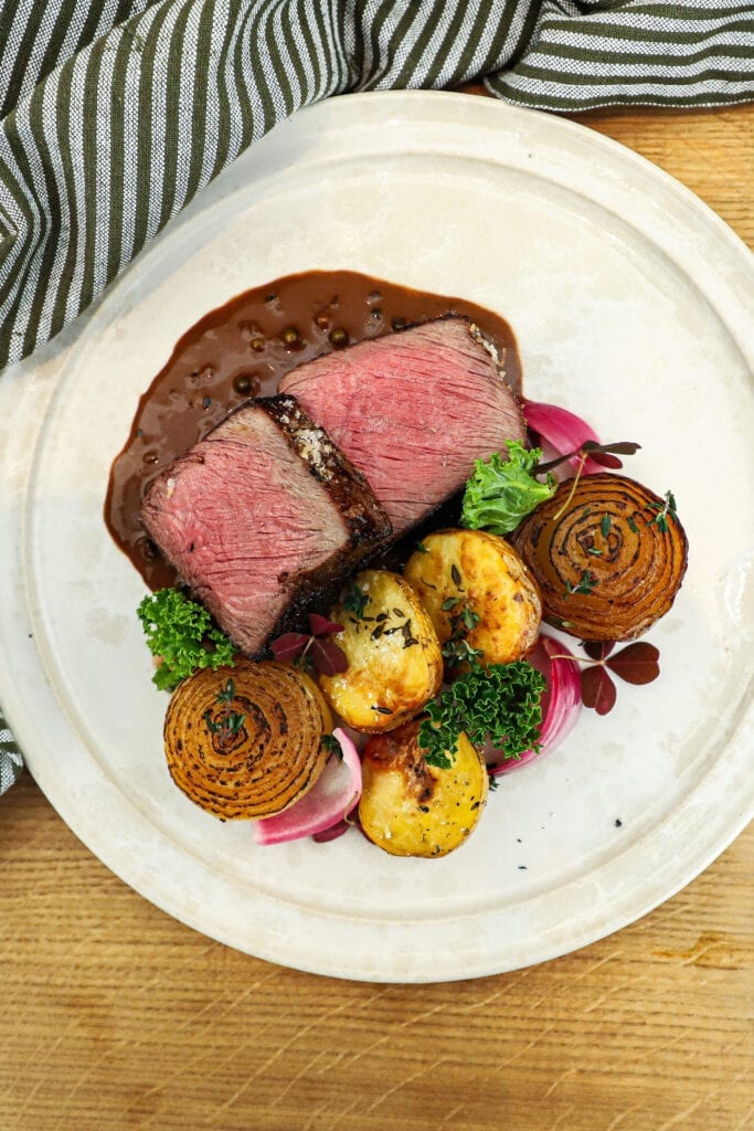 Bøf med pebersauce - Opskrift med råstegte kartofler
