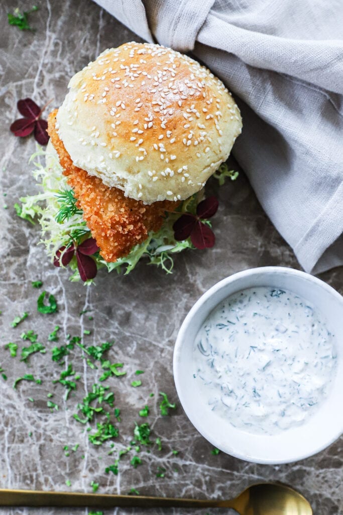 Fiskeburger med tatarsauce - Opskrift på hjemmelavet fiskeburger