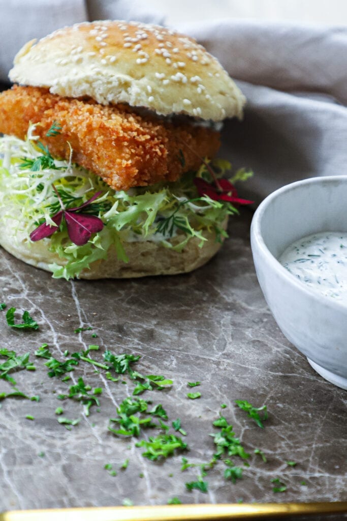 Fiskeburger med tatarsauce - Opskrift på hjemmelavet fiskeburger
