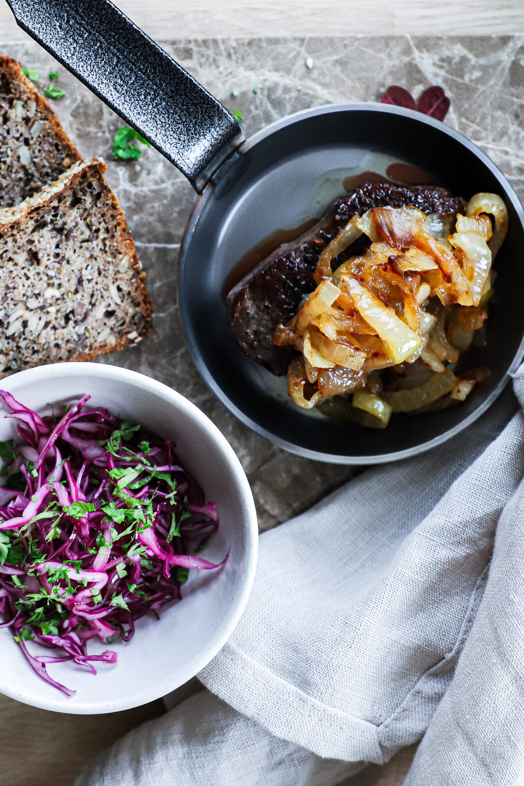 Frokost bøf - Opskrift på bøf med bløde løg