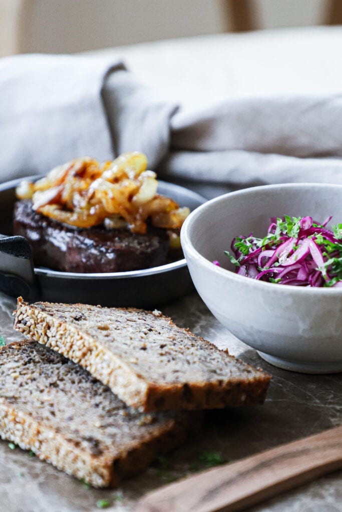 Frokost bøf - Opskrift på bøf med bløde løg