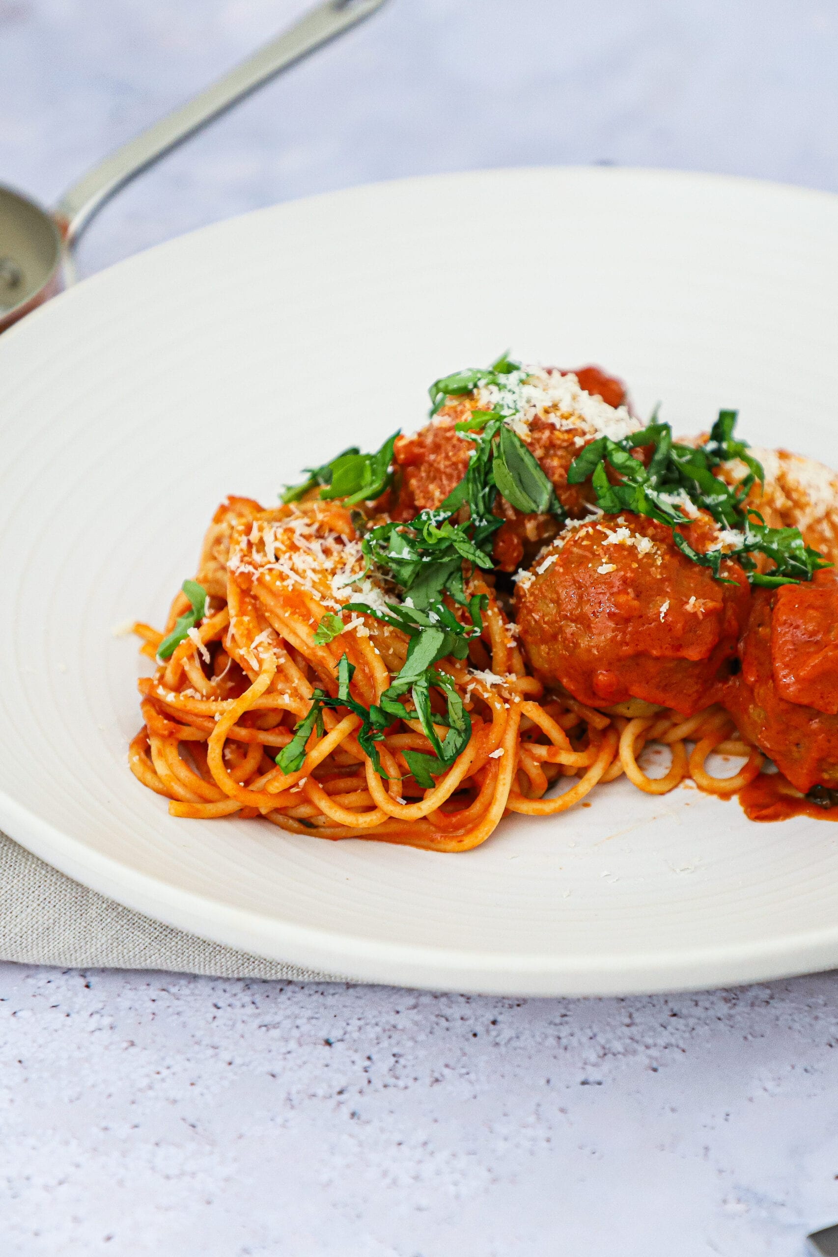 Kødboller i tomatsauce - Opskrift på spaghetti med kødboller i tomatsauce