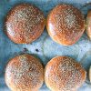Brioche burgerboller - Opskrift på bløde brioche burgerboller