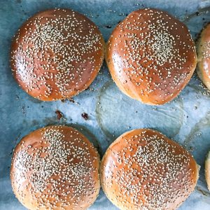 Brioche burgerboller - Opskrift på bløde brioche burgerboller