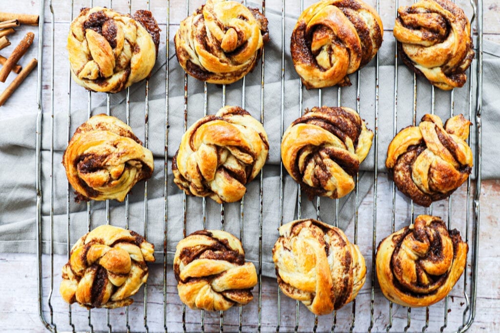 Kanelsnurrer - Opskrift på de lækreste snurrer med remonce
