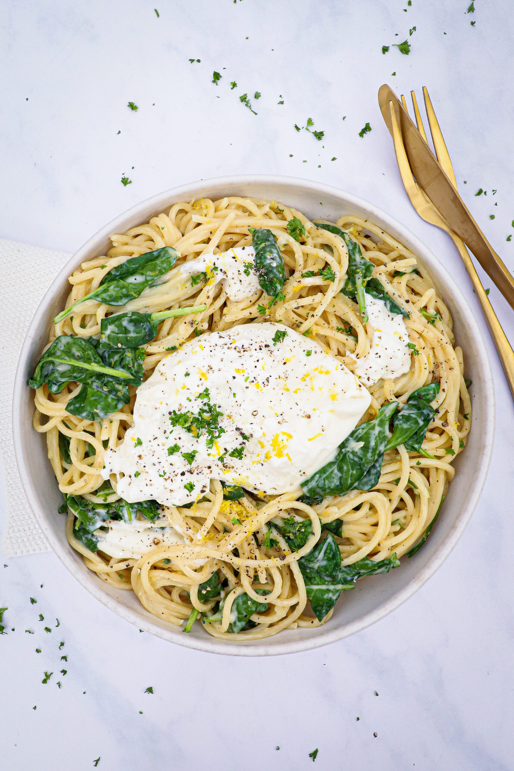 Citronpasta med spinat og burrata - Opskrift på cremet citronpasta