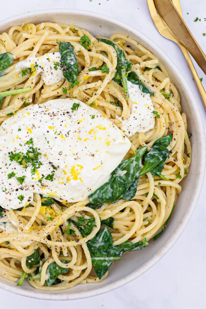 Citronpasta med spinat og burrata - Opskrift på cremet citronpasta