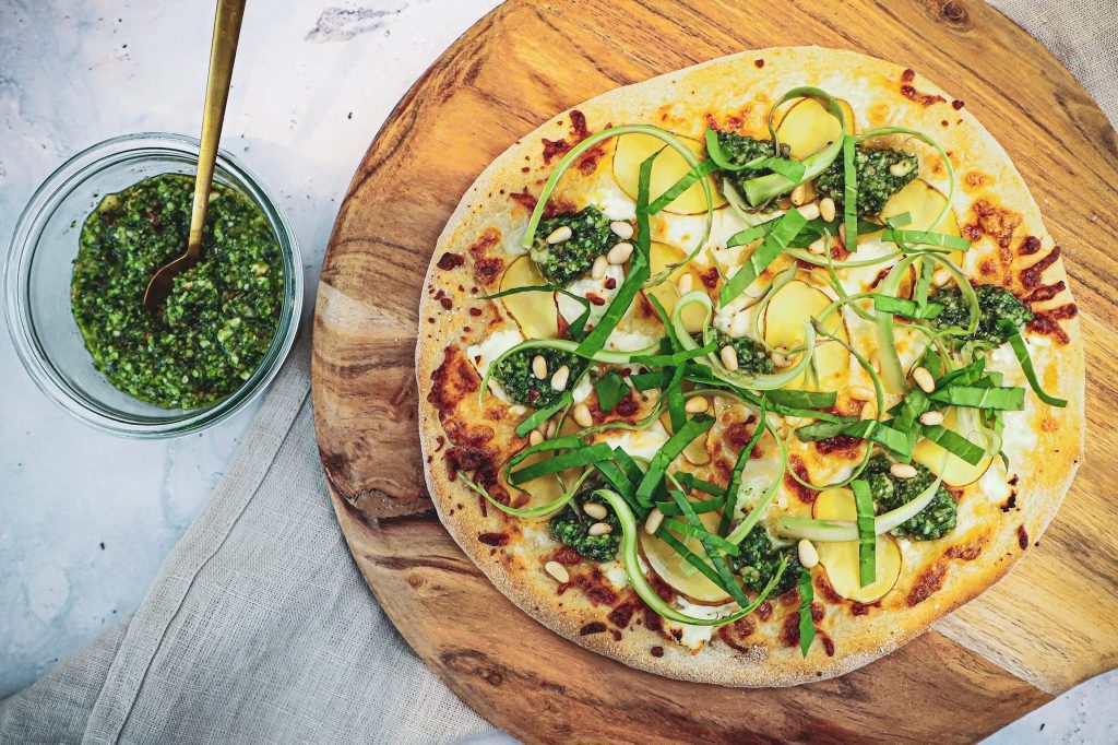 Opskrift på Pizza bianco med kartofler, pesto og sprøde asparges