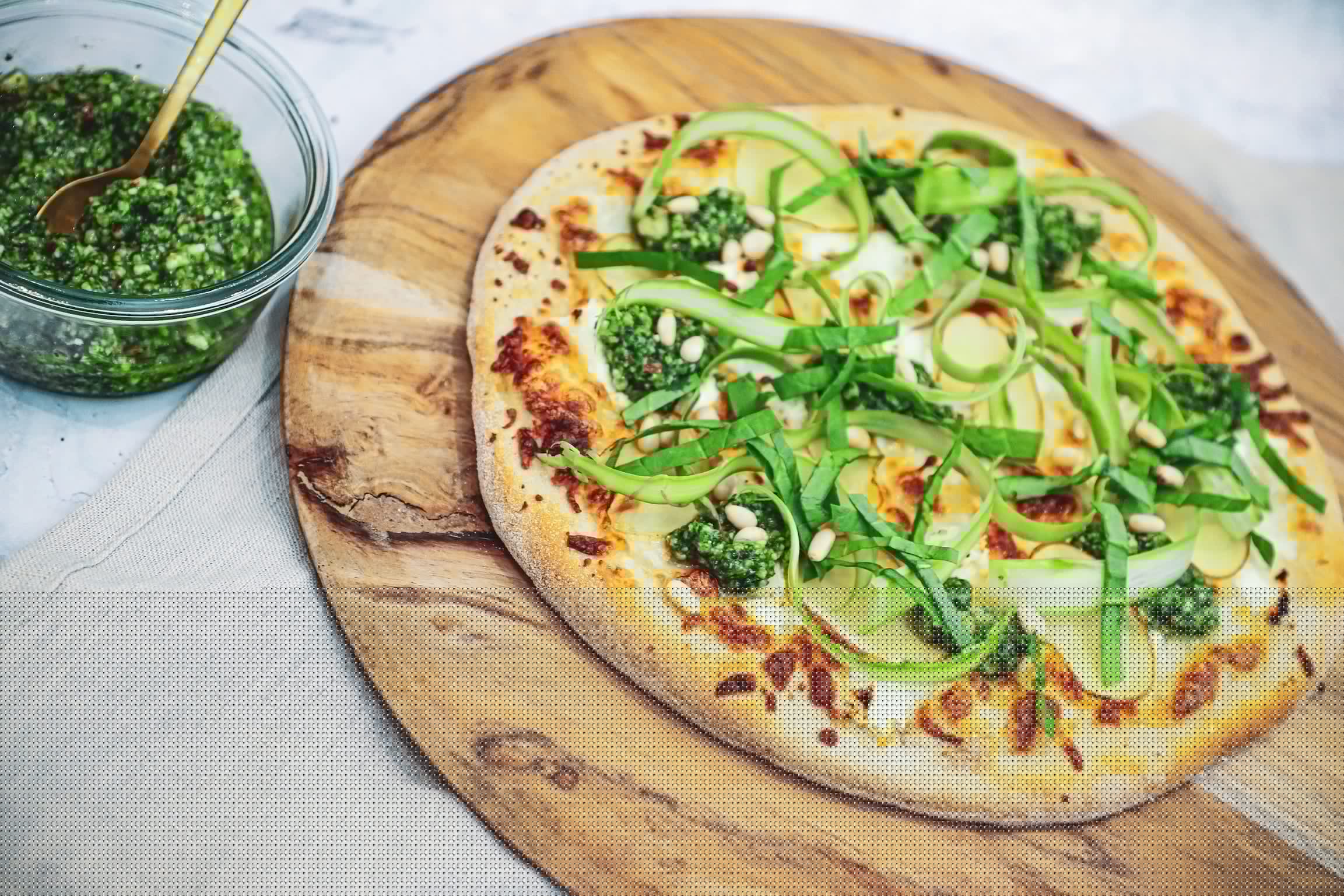 Opskrift på Pizza bianco med kartofler, pesto og sprøde asparges