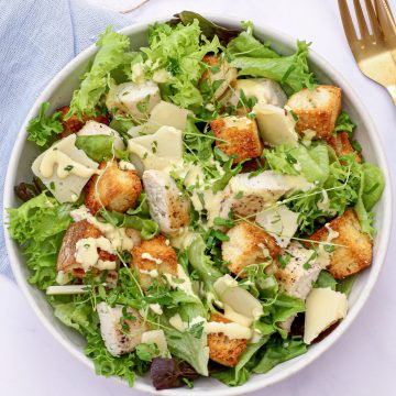 Cæsarsalat - Opskrift på klassisk caesar salat med kylling