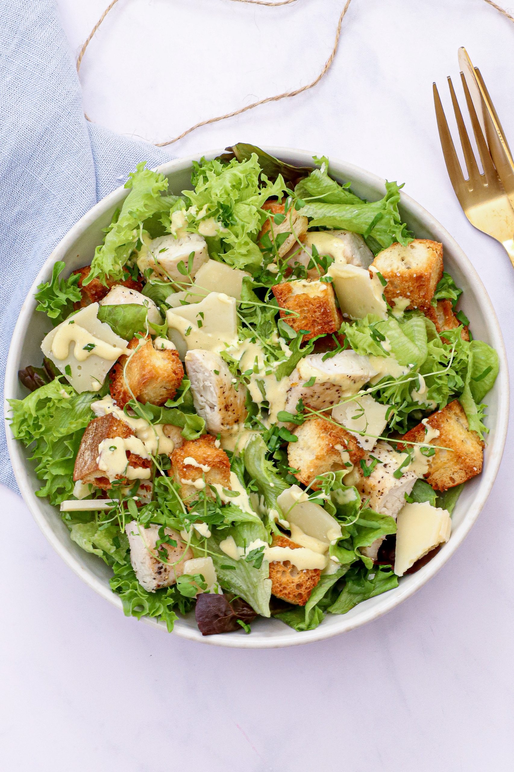 Cæsarsalat - Opskrift på klassisk caesar salat med kylling